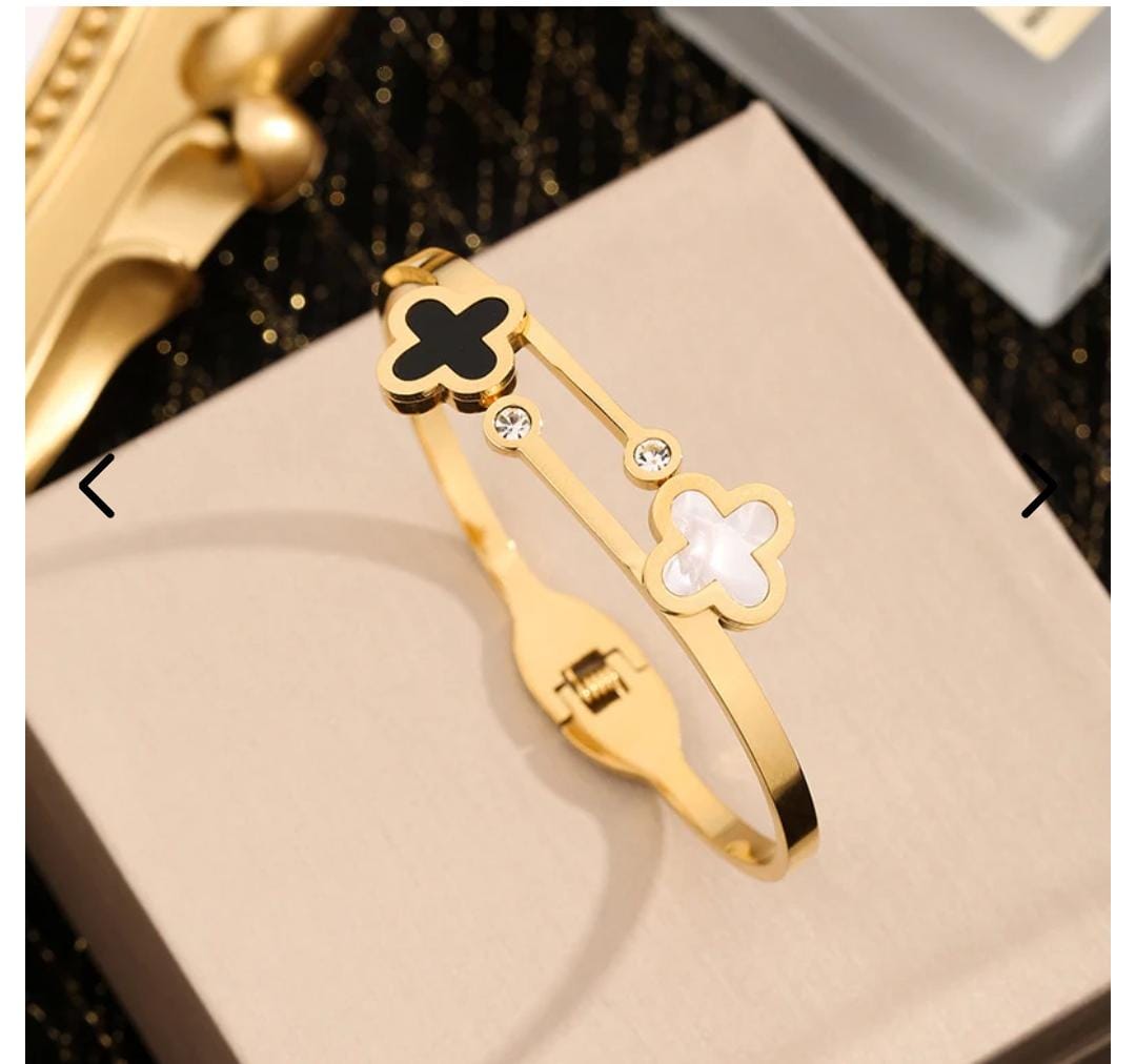 White & Black Bank Leaf Golden Bracelet