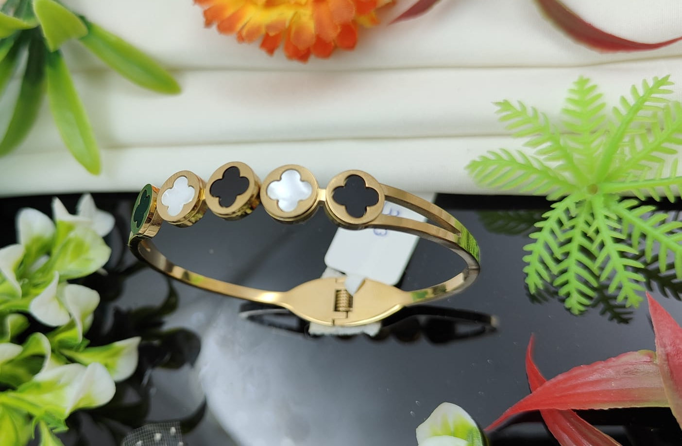 Bank Leaf White & Black Bracelet