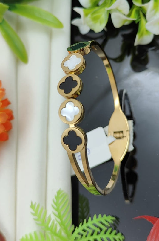 Bank Leaf White & Black Bracelet