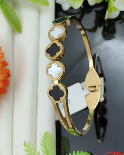 Bank Leaf White & Black Bracelet